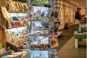 'Eigen' molen bij Boekhandel Plukker met 480 ansichtkaarten van Cora Deutekom